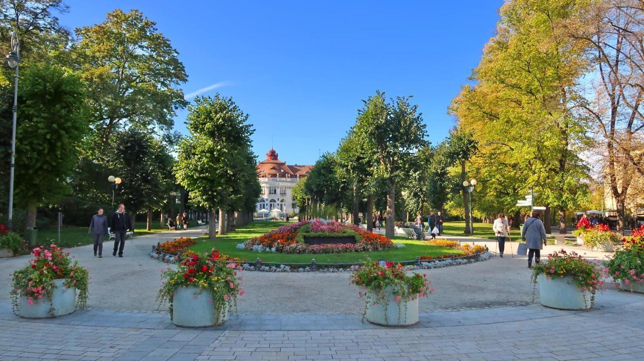 Apartman Nostalgia Karlovy Vary Bagian luar foto