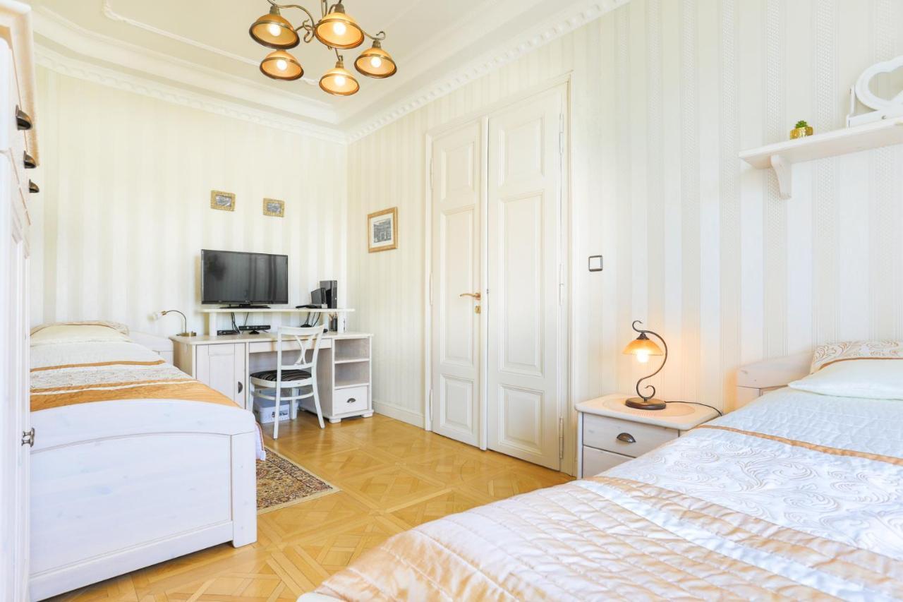 Apartman Nostalgia Karlovy Vary Bagian luar foto